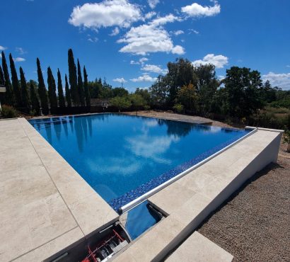 Infinity pool open cover vault mechanism