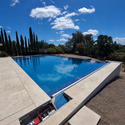 Infinity pool open cover vault mechanism